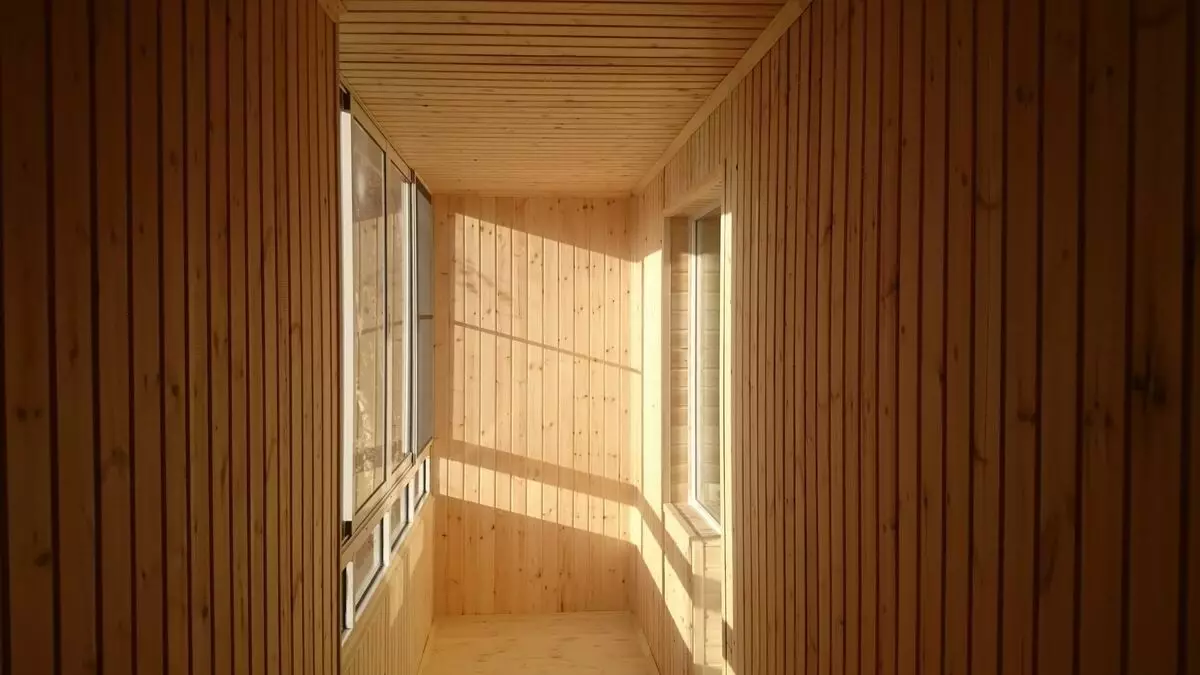 Балкони бүрхүүл хавтанг хаяж (66 зураг): Euroutram ба модон албадын онцлог шинж чанарууд 10003_16