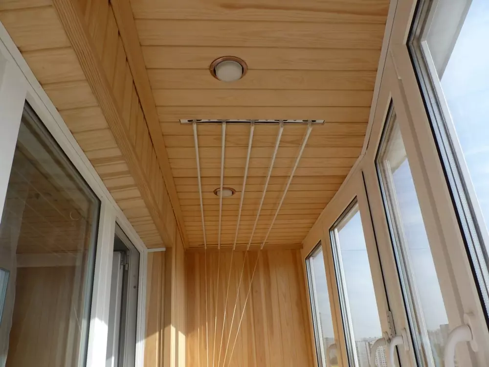 Балкони бүрхүүл хавтанг хаяж (66 зураг): Euroutram ба модон албадын онцлог шинж чанарууд 10003_17