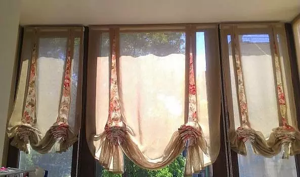 在阳台上的薄纱（46张照片）：阳光内部的光窗帘。如何精美地挂起来？ 10008_12