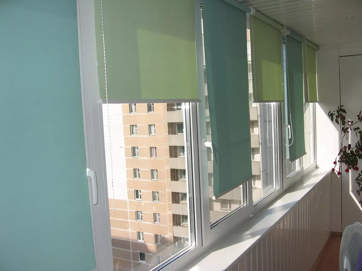 Tulle no balcón (46 fotos): cortinas de luz no interior da loggia. Como colgar-los moi ben? 10008_14
