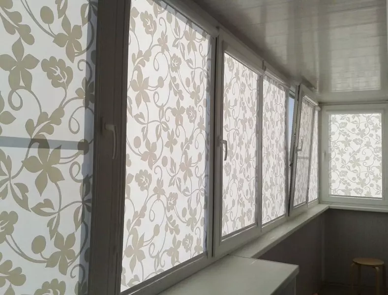 Tulle no balcón (46 fotos): cortinas de luz no interior da loggia. Como colgar-los moi ben? 10008_15