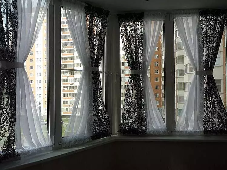 Tulle no balcón (46 fotos): cortinas de luz no interior da loggia. Como colgar-los moi ben? 10008_18