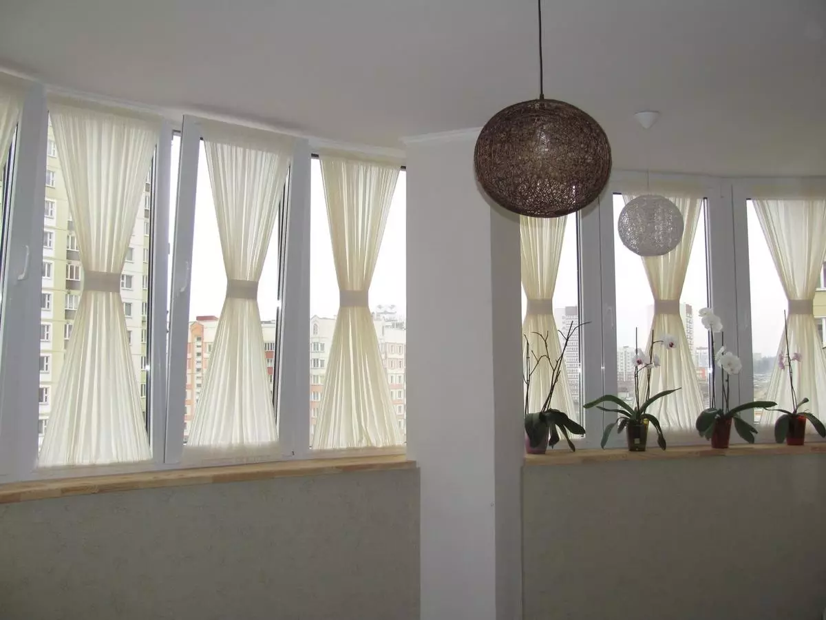 Tulle no balcón (46 fotos): cortinas de luz no interior da loggia. Como colgar-los moi ben? 10008_19