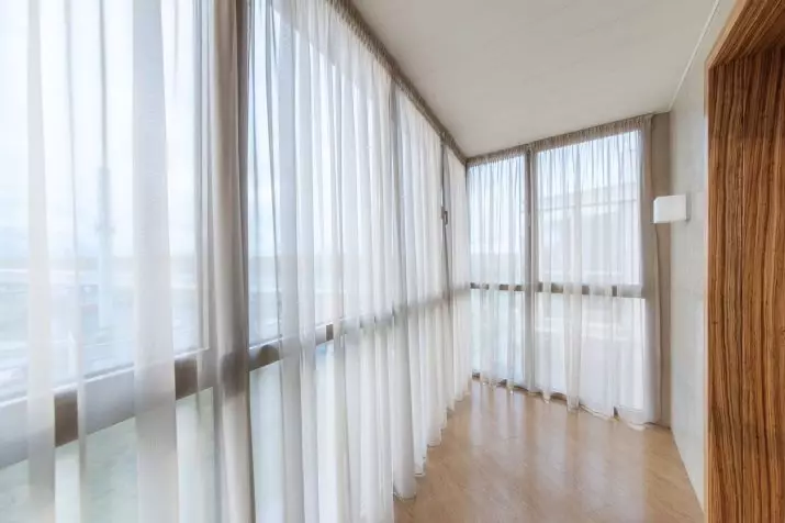 Tulle no balcón (46 fotos): cortinas de luz no interior da loggia. Como colgar-los moi ben? 10008_2