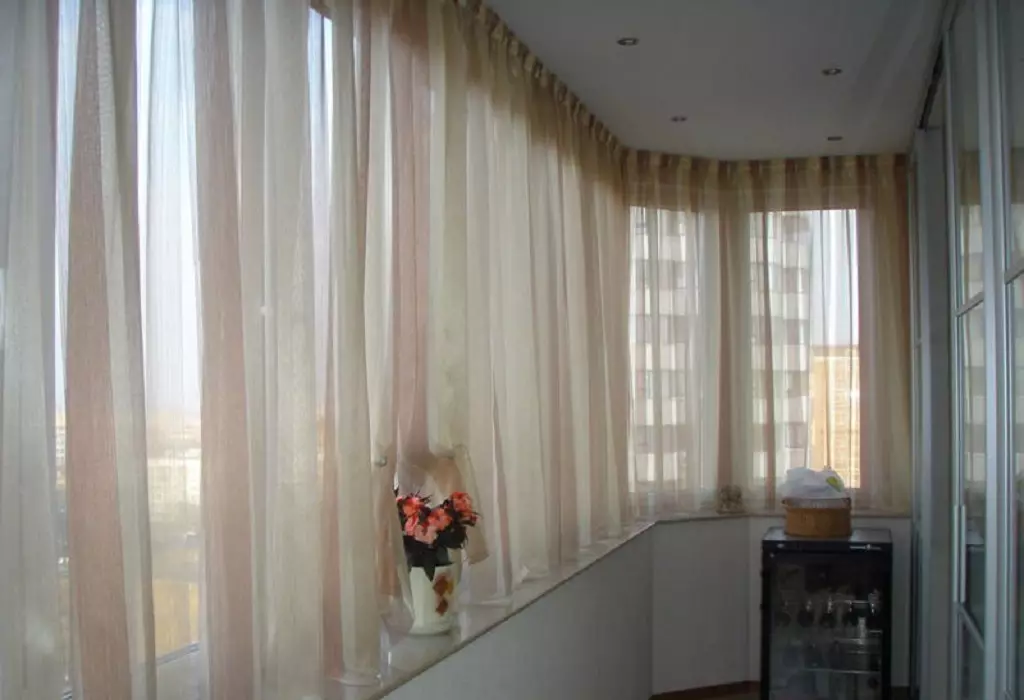 Tulle no balcón (46 fotos): cortinas de luz no interior da loggia. Como colgar-los moi ben? 10008_22