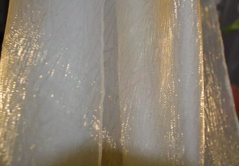 在阳台上的薄纱（46张照片）：阳光内部的光窗帘。如何精美地挂起来？ 10008_26