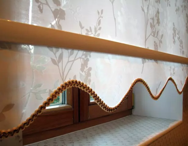 Tulle sur le balcon (46 photos): rideaux légers à l'intérieur de la loggia. Comment les pendre magnifiquement? 10008_30