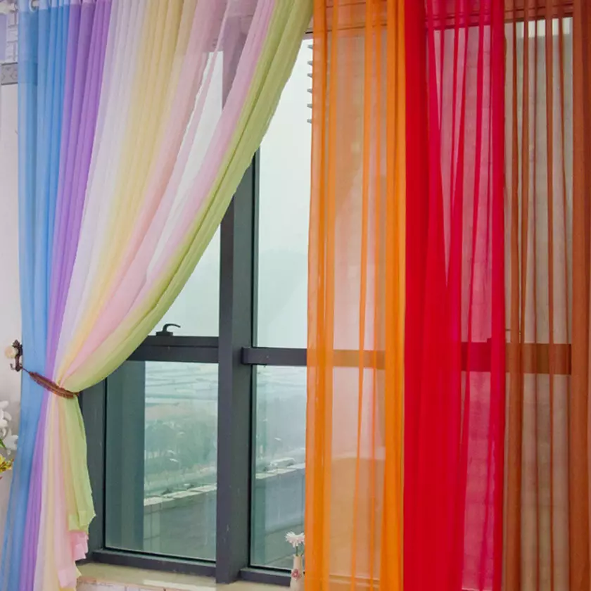 Tulle en el balcón (46 fotos): cortinas ligeras en el interior de la logia. ¿Cómo colgarlos bellamente? 10008_35