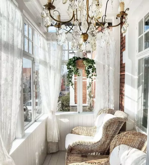在阳台上的薄纱（46张照片）：阳光内部的光窗帘。如何精美地挂起来？ 10008_37