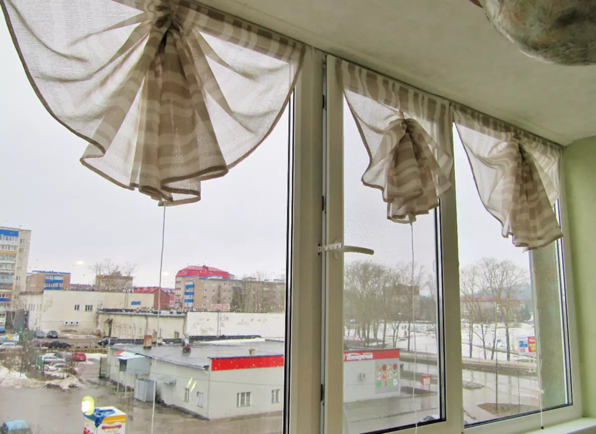 Tulle en el balcón (46 fotos): cortinas ligeras en el interior de la logia. ¿Cómo colgarlos bellamente? 10008_43