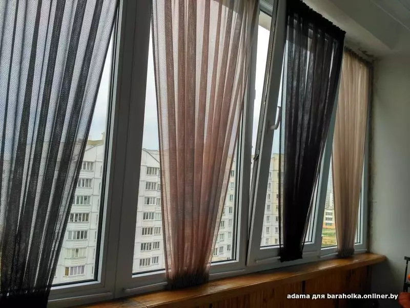 Tulle en el balcón (46 fotos): cortinas ligeras en el interior de la logia. ¿Cómo colgarlos bellamente? 10008_45