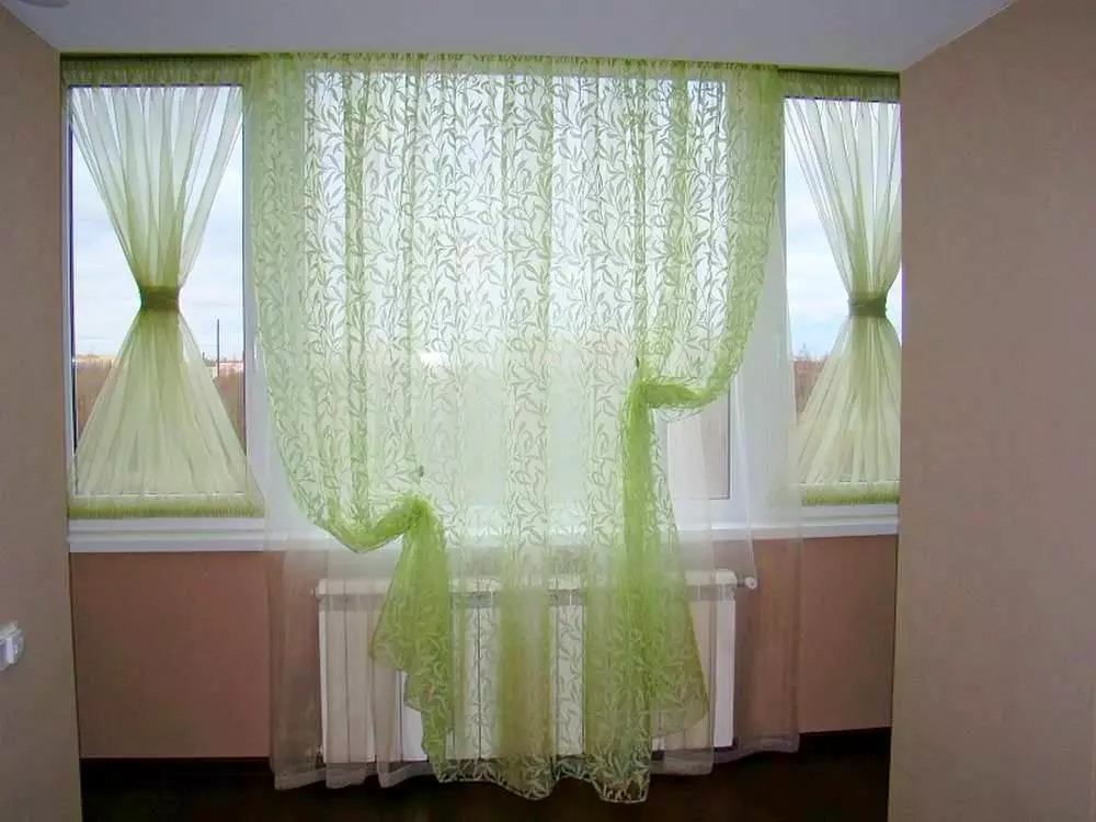 在阳台上的薄纱（46张照片）：阳光内部的光窗帘。如何精美地挂起来？ 10008_46