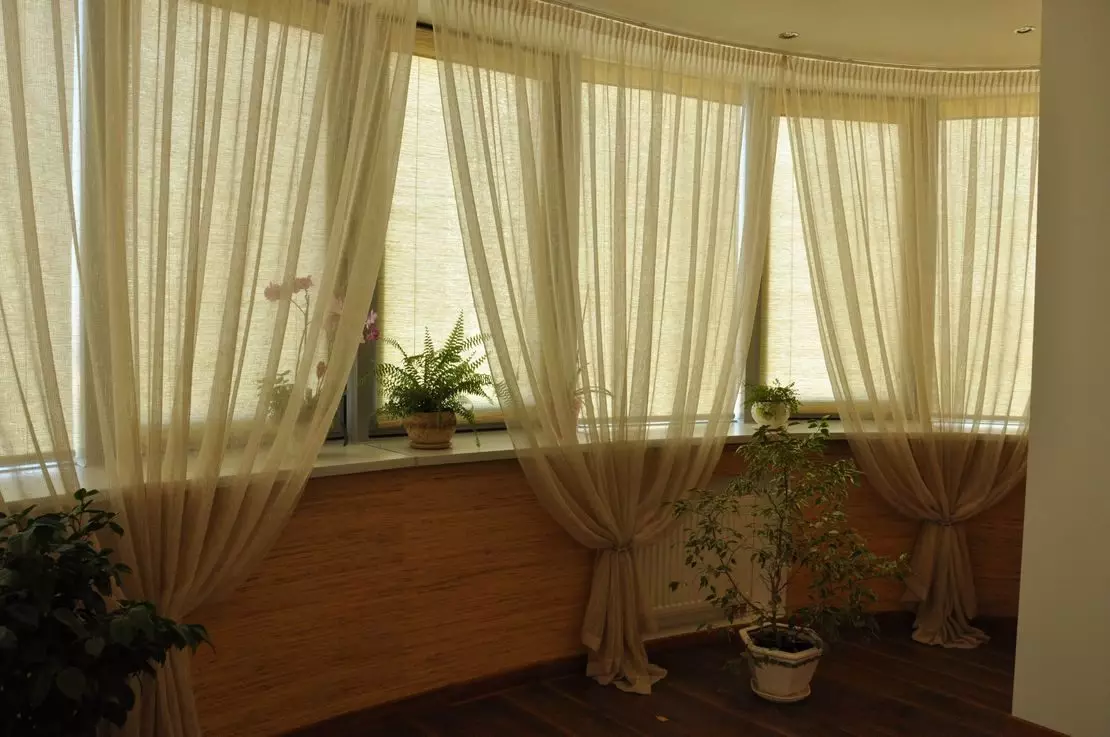 在阳台上的薄纱（46张照片）：阳光内部的光窗帘。如何精美地挂起来？ 10008_5