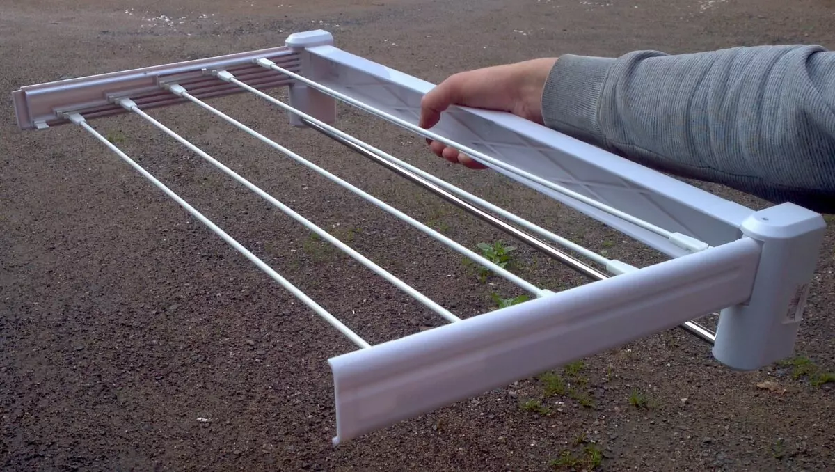 Secadores de balcón de techo (47 fotos): ¿Cómo instalar los perchas de balcón para el secado? Sistemas suspendidos de ropas y otros, comentarios. 10009_19