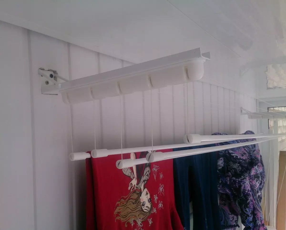Dryers ballkon tavan (47 foto): Si për të instaluar varëse ballkon për tharje? Sistemet e pezulluara të rrobave litarë dhe të tjerët, shqyrtime 10009_21
