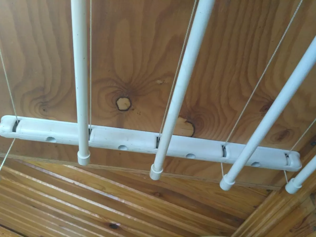 Ceiling loteng ceiling (47 foto): Cara Instal Hangers Balkon kanggo Pangatusan? SISTEM SISTEM SHADSIONE ROPES lan liya-liyane, review 10009_24