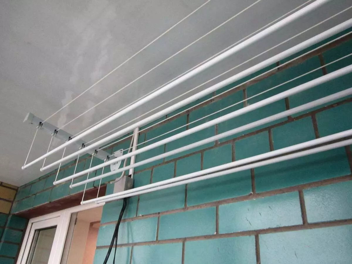 Plafondbalkondrogers (47 foto's): Hoe balkonhangers te installeren voor het drogen? Opgeschorte systemen van kleding touwen en anderen, beoordelingen 10009_25