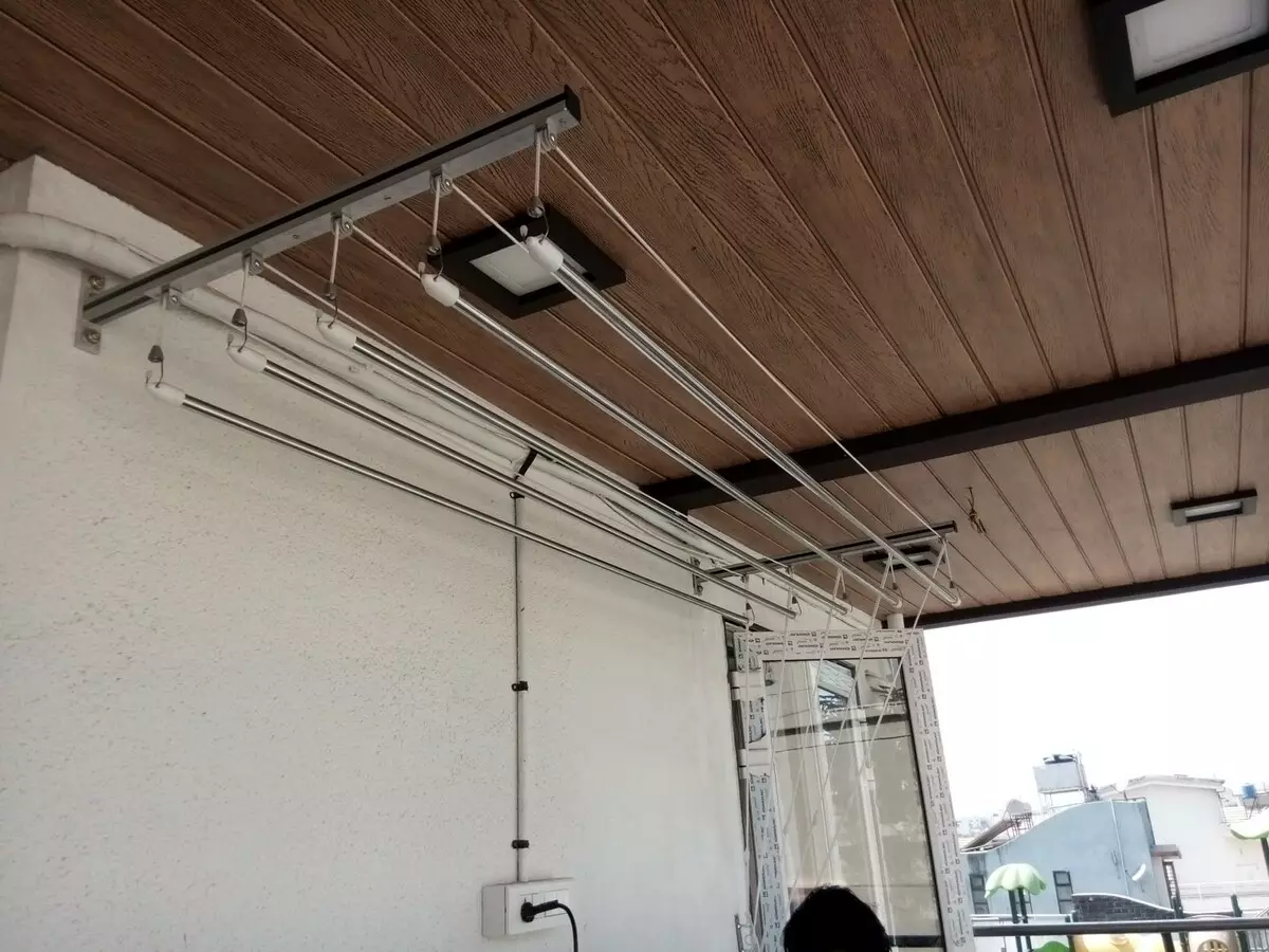 Στεγνωτήρια μπαλκονιού οροφής (47 φωτογραφίες): Πώς να εγκαταστήσετε κρεμάστρες μπαλκονιού για ξήρανση; Αναρτημένα συστήματα σχοινιών ρούχων και άλλων, σχόλια 10009_27