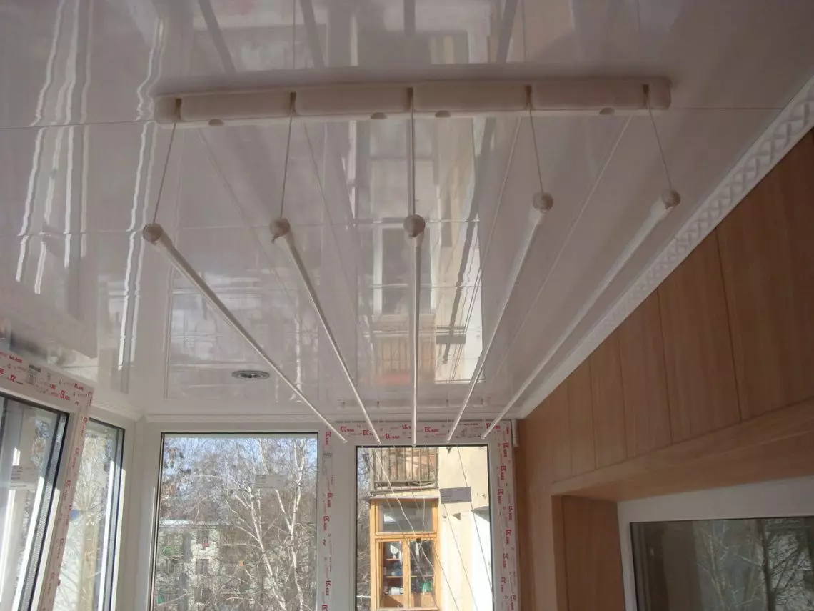 Таван Балкон Сушилни (47 снимки): Как да инсталирате балкон Закачалки за сушене? Окачени системи на въжета и други, ревюта 10009_29