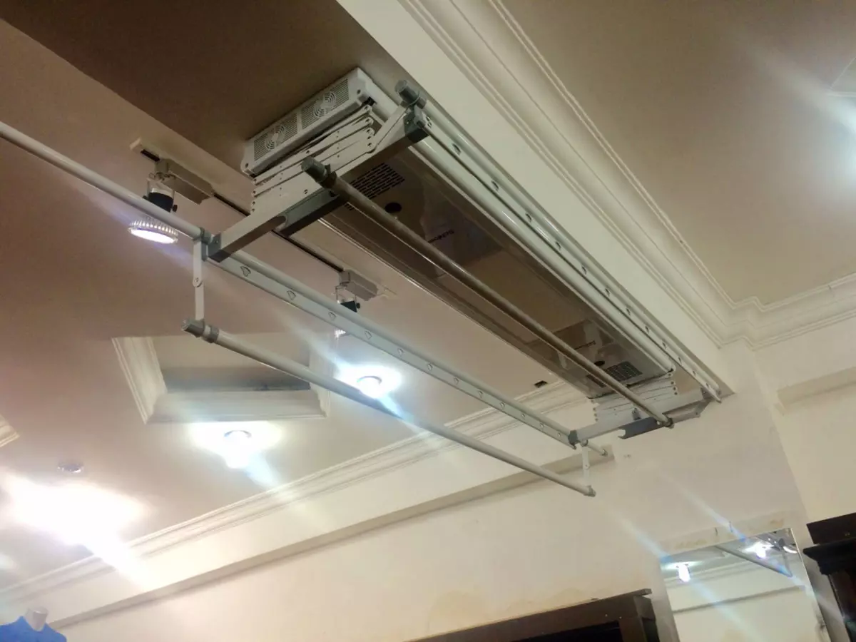 Secadores de balcón de techo (47 fotos): ¿Cómo instalar los perchas de balcón para el secado? Sistemas suspendidos de ropas y otros, comentarios. 10009_32