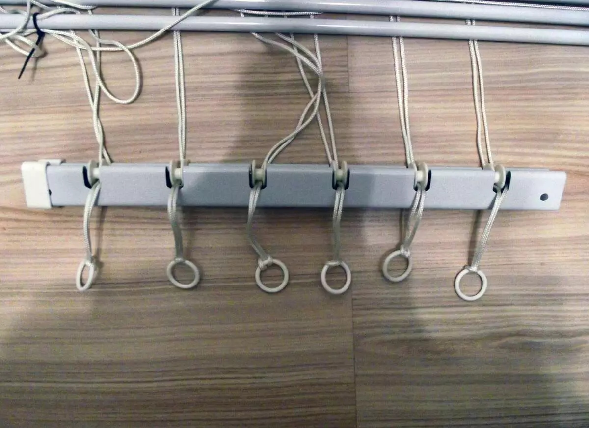 Máy sấy ban công trần (47 ảnh): Làm thế nào để cài đặt móc treo ban công để sấy khô? Hệ thống treo quần áo và các loại khác, đánh giá 10009_36