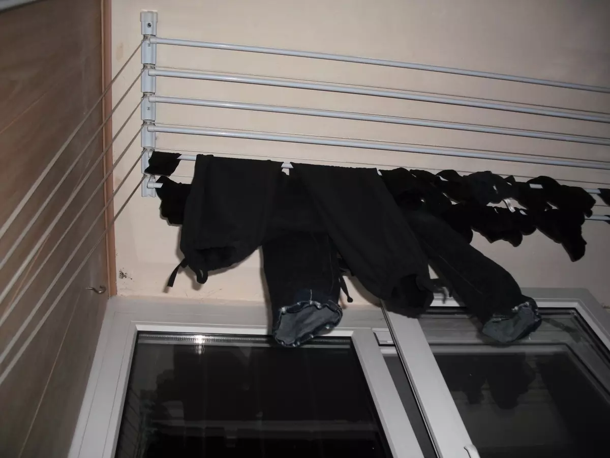 Plafondbalkondrogers (47 foto's): Hoe balkonhangers te installeren voor het drogen? Opgeschorte systemen van kleding touwen en anderen, beoordelingen 10009_37