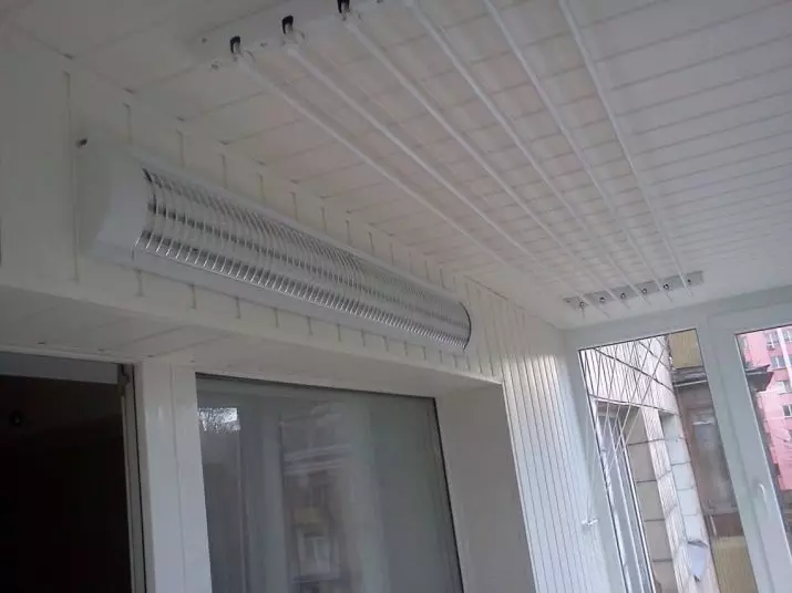 Stropni balkon sušilice (47 fotografija): Kako instalirati balkonske vješalice za sušenje? Suspendirani sustavi užadi za odjeću i ostale, recenzije 10009_4