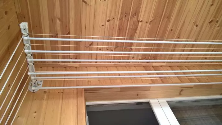 Στεγνωτήρια μπαλκονιού οροφής (47 φωτογραφίες): Πώς να εγκαταστήσετε κρεμάστρες μπαλκονιού για ξήρανση; Αναρτημένα συστήματα σχοινιών ρούχων και άλλων, σχόλια 10009_47