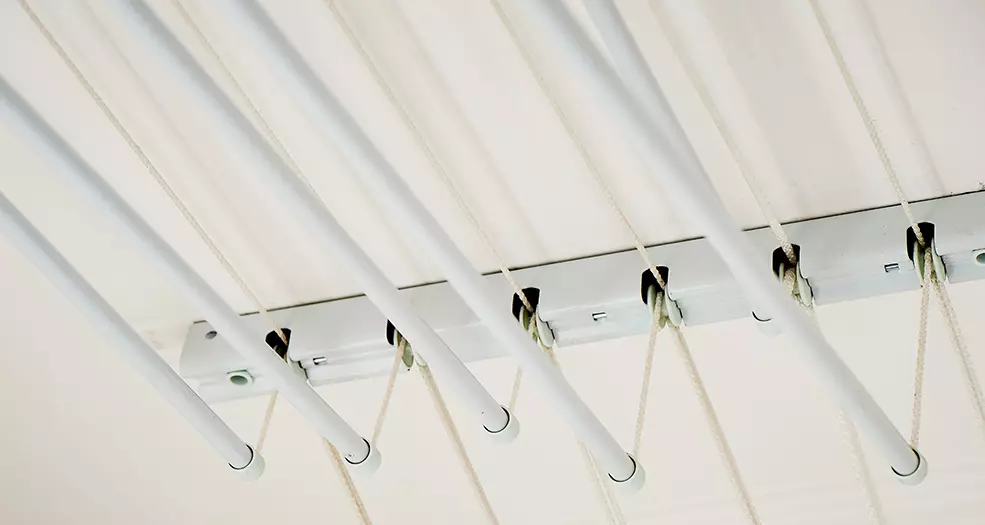 Dryers ballkon tavan (47 foto): Si për të instaluar varëse ballkon për tharje? Sistemet e pezulluara të rrobave litarë dhe të tjerët, shqyrtime 10009_6