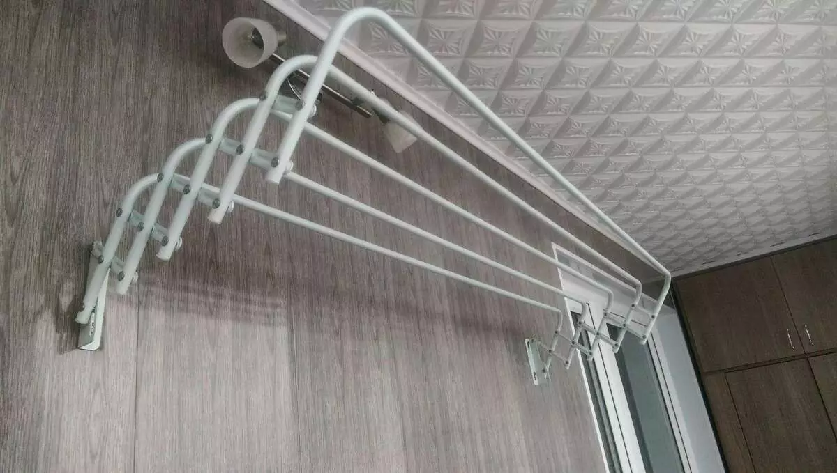 Plafondbalkondrogers (47 foto's): Hoe balkonhangers te installeren voor het drogen? Opgeschorte systemen van kleding touwen en anderen, beoordelingen 10009_7