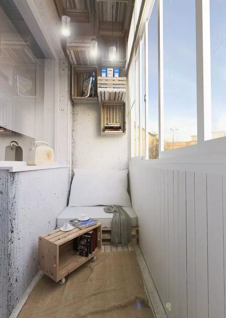 A keskeny erkély (46 fotók) kialakítása: az erkélyterület ötletei a lakásban és a házban. A hosszú erkély belsejének befejezéséhez szükséges lehetőségek. Hogyan kell felszerelni? 10011_46