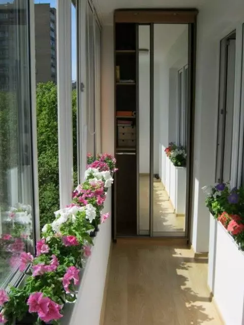 El diseño de un balcón estrecho (46 fotos): las ideas del interior del balcón en el apartamento y en la casa. Opciones para terminar un largo balcón dentro. ¿Cómo equiparlo? 10011_8