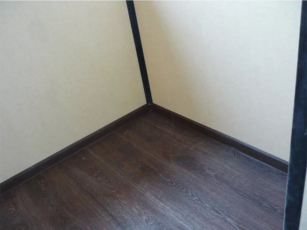Paulus rõdul (77 fotot): puidust põrandakate ja lahtiselt põrandad. Mis on parem seda saada? Viimistluse materjalide tüübid 10012_48