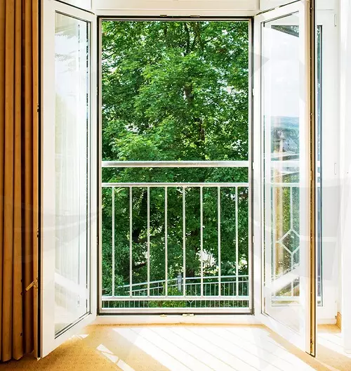 Balkonska vrata (43 fotografije): Odabrali smo široku ljuljačku dvostruku vrata na balkon, opis aluminijskih i drvenih vrsta, odaberite harmoničnu i dvostruku gutljaj 10013_8