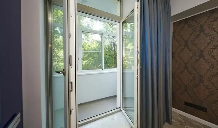 Балкон врати (43 фотографии): Ние избираме широк замав двојни врати на балконот, опис на алуминиум и дрвени видови, изберете врата-хармонични и двојни дебели опции 10013_9