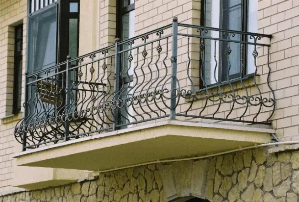 Koja je razlika između balkona iz lođe? 47 fotografija Kakva je razlika u zakonu? Glavne razlike između dizajna u stanu. Kako odrediti lođe i balkona? 10018_26