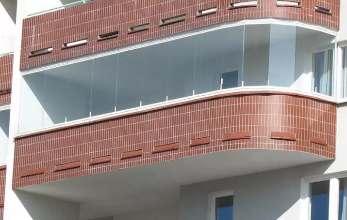 Која је разлика између балкона из лођа? 47 Фотографије Каква је разлика у закону? Главне разлике између дизајна у стану. Како одредити логгију и балкон? 10018_27