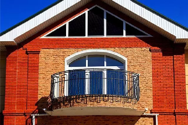 Wat is het verschil tussen een balkon van de loggia? 47 Foto Wat is het verschil in de wet? De belangrijkste verschillen tussen de ontwerpen in het appartement. Hoe de loggia en balkon te bepalen? 10018_28