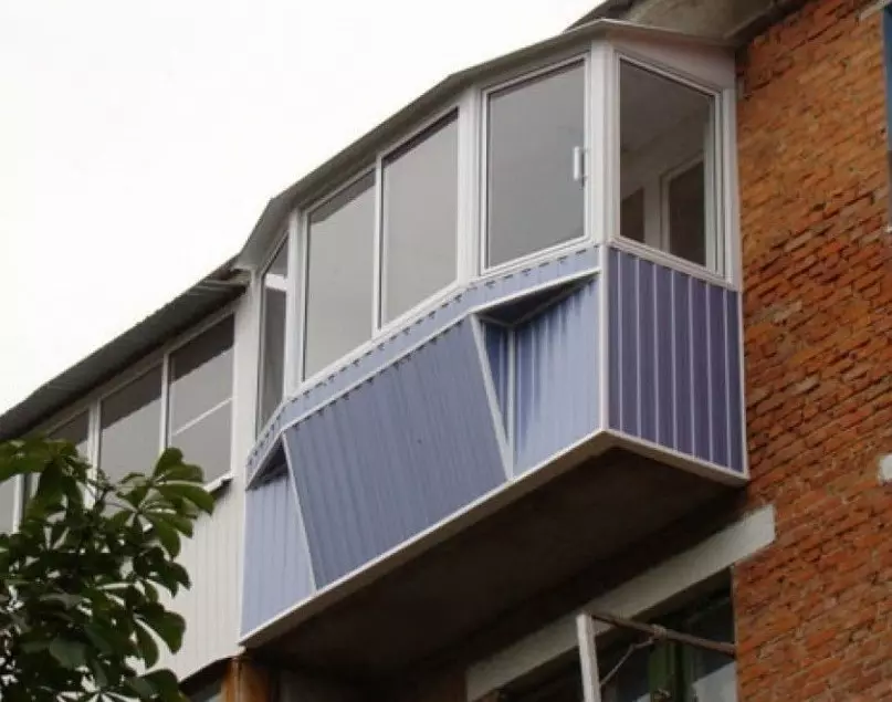 Wat is het verschil tussen een balkon van de loggia? 47 Foto Wat is het verschil in de wet? De belangrijkste verschillen tussen de ontwerpen in het appartement. Hoe de loggia en balkon te bepalen? 10018_5