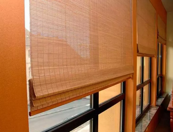 Roman Zasłony na balkonie (50 zdjęć): Rodzaje zasłon, pomysły zasłony umieszczania we wnętrzu loggii, zapinany na okna balkonowe 10019_22