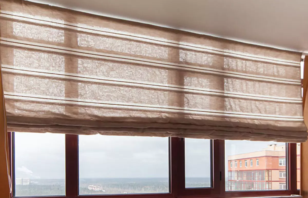 Roman Zasłony na balkonie (50 zdjęć): Rodzaje zasłon, pomysły zasłony umieszczania we wnętrzu loggii, zapinany na okna balkonowe 10019_37