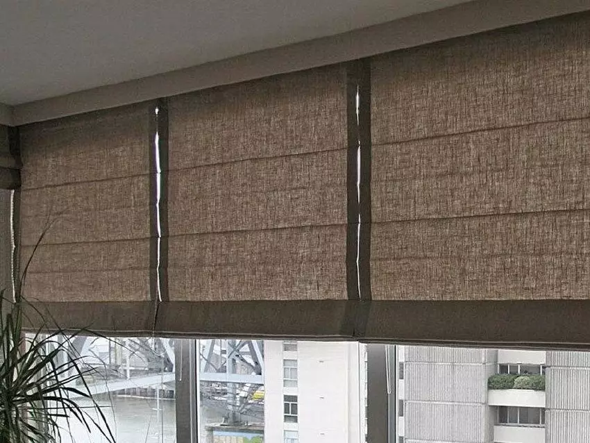 Roman Zasłony na balkonie (50 zdjęć): Rodzaje zasłon, pomysły zasłony umieszczania we wnętrzu loggii, zapinany na okna balkonowe 10019_38