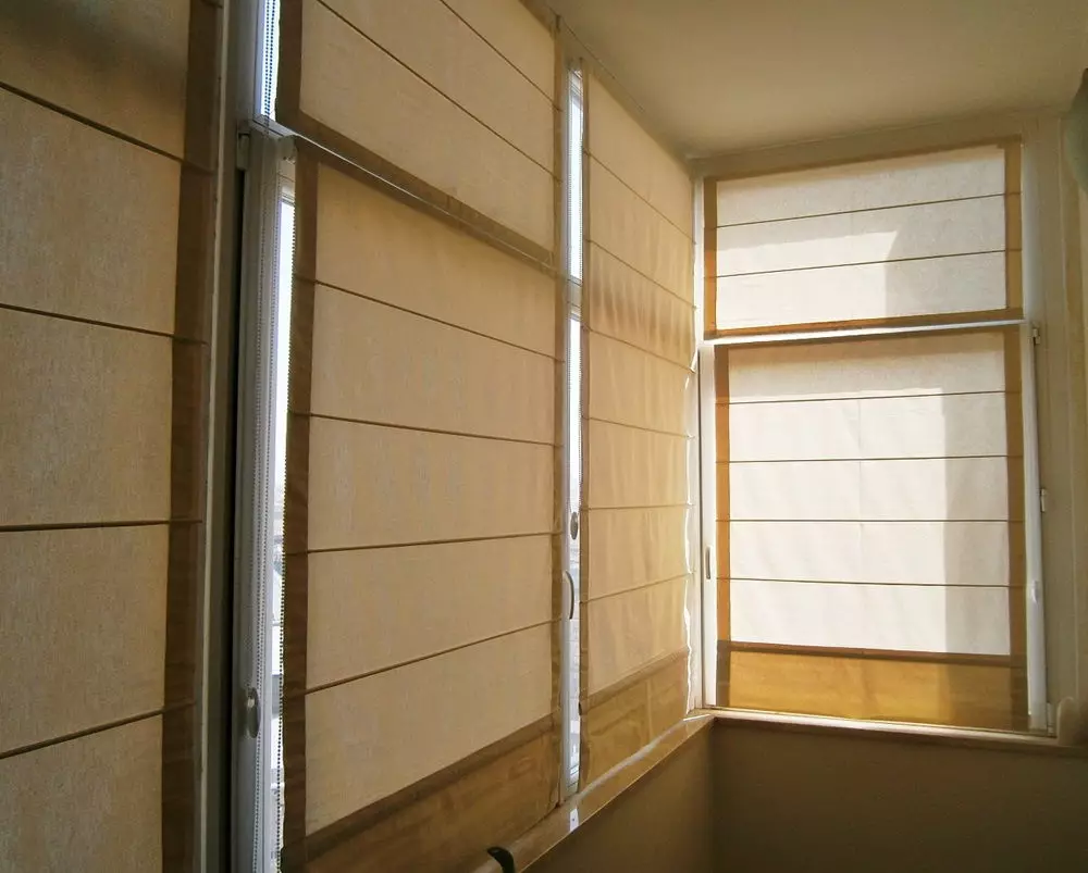 Roman Zasłony na balkonie (50 zdjęć): Rodzaje zasłon, pomysły zasłony umieszczania we wnętrzu loggii, zapinany na okna balkonowe 10019_47