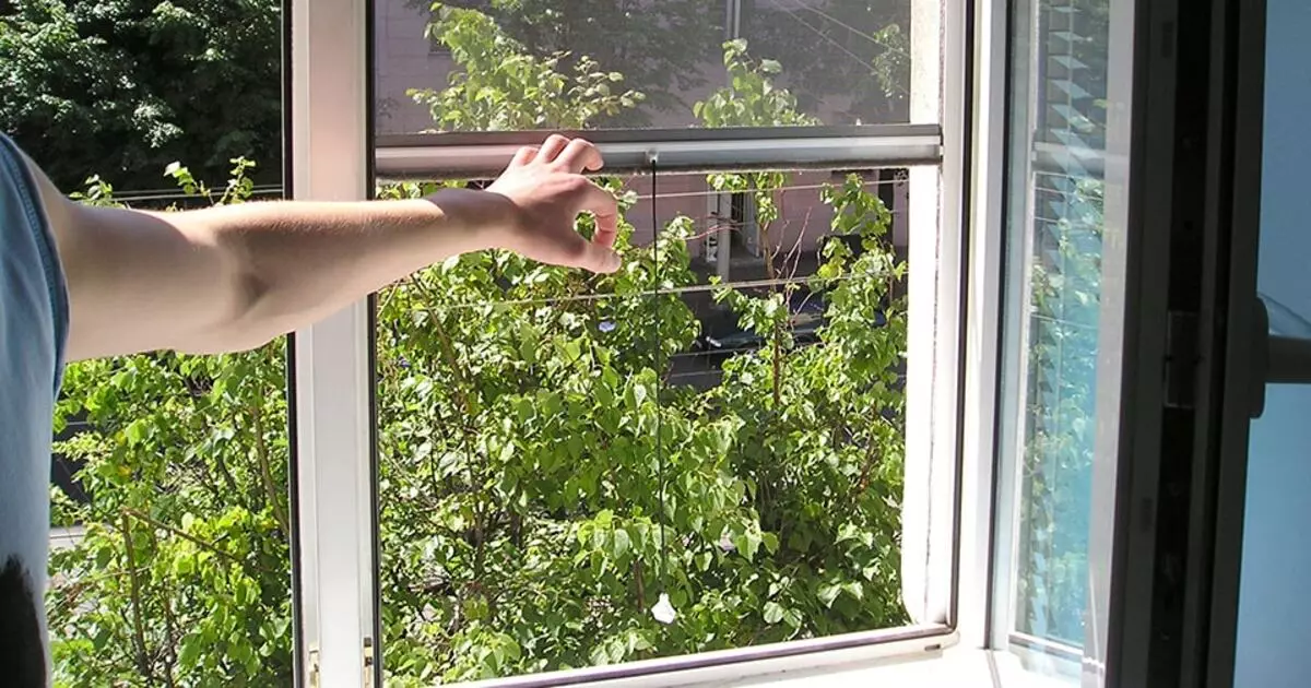 Mosquiteras en el balcón y la logia: malla deslizante en ventanas de balcón, mosquitos para la logia en marcos de aluminio, elija redes anti-mosquitis de insectos en un balcón de hierro 10022_12