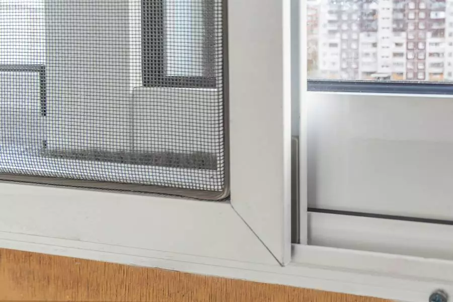 Mosquiteras en el balcón y la logia: malla deslizante en ventanas de balcón, mosquitos para la logia en marcos de aluminio, elija redes anti-mosquitis de insectos en un balcón de hierro 10022_3