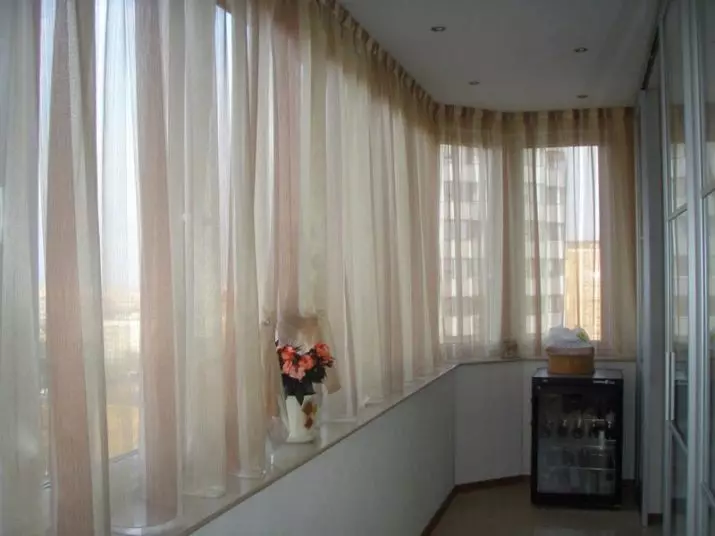 Rèm cửa trên ban công (115 ảnh): Ý tưởng cho thiết kế rèm cửa sổ ban công. Làm thế nào để treo rèm đẹp? Thiết kế rèm bạt nhẹ và các tùy chọn khác 10025_112