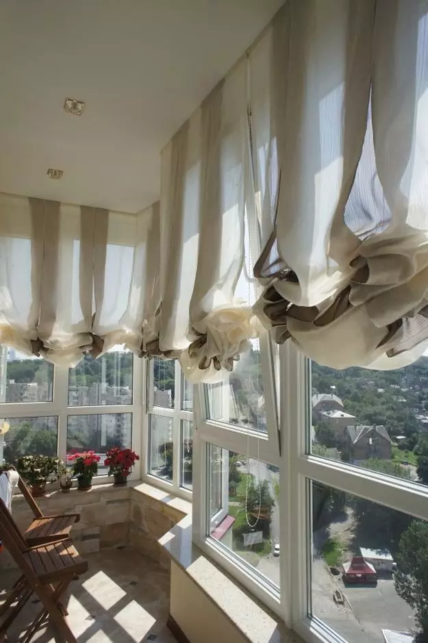 陽台上的窗簾（115張照片）：陽台窗簾設計的想法。如何掛漂亮的窗簾？光篷布窗簾和其他選擇設計 10025_13