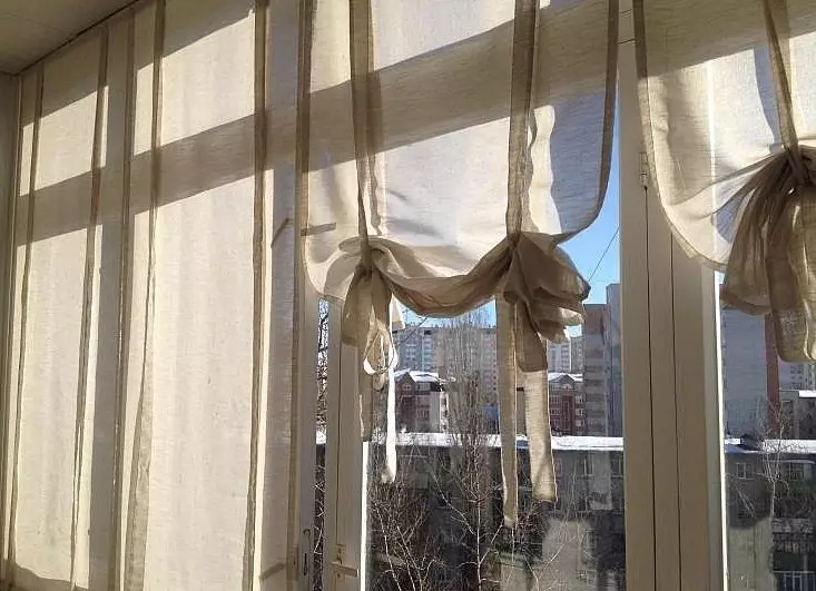Rèm cửa trên ban công (115 ảnh): Ý tưởng cho thiết kế rèm cửa sổ ban công. Làm thế nào để treo rèm đẹp? Thiết kế rèm bạt nhẹ và các tùy chọn khác 10025_14