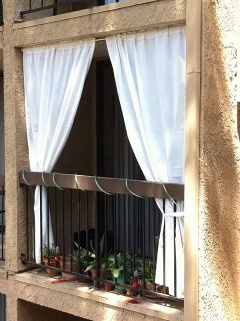 Rèm cửa trên ban công (115 ảnh): Ý tưởng cho thiết kế rèm cửa sổ ban công. Làm thế nào để treo rèm đẹp? Thiết kế rèm bạt nhẹ và các tùy chọn khác 10025_18