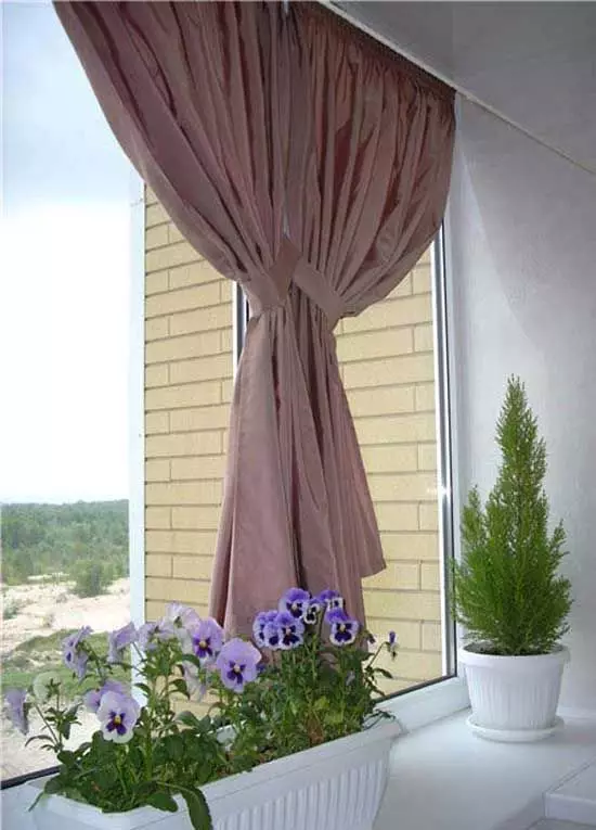 陽台上的窗簾（115張照片）：陽台窗簾設計的想法。如何掛漂亮的窗簾？光篷布窗簾和其他選擇設計 10025_22